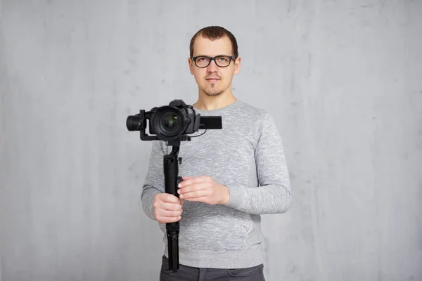 Professionele Videograaf Met Dslr Camera Assige Gimbal Grijze Betonnen Muur — Stockfoto