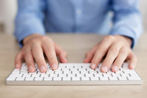 Concepto Negocio Tecnología Primer Plano Las Manos Teclado Sobre Mesa — Foto de Stock