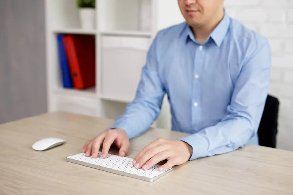 商业和互联网概念 商人在现代办公室使用电脑 男性紧紧抓住键盘 — 图库照片