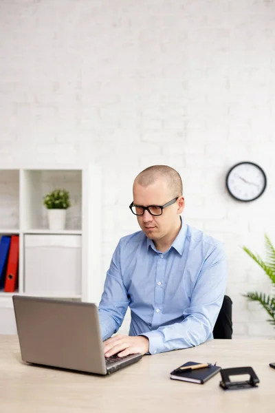 Porträt Eines Jungen Mannes Der Seinem Schreibtisch Büro Sitzt Mit — Stockfoto