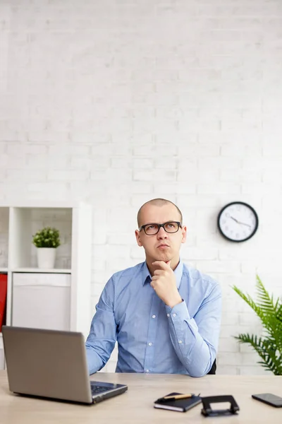 Nachdenklicher Geschäftsmann Arbeitet Büro Mit Kopierraum Über Weißer Ziegelwand — Stockfoto
