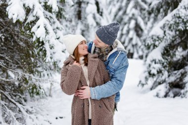 Ormanda sarılıp birbirlerine bakan mutlu bir çiftin portresi.