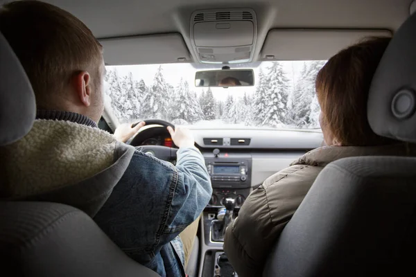 Back View Couple Enjoying Car Ride Winter Forest — Stock Photo, Image