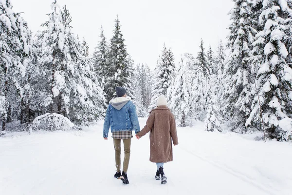 Téli Erdőben Sétáló Pár Visszapillantása — Stock Fotó