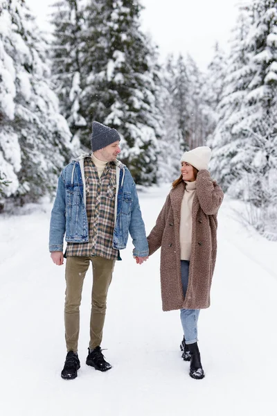 Porträt Eines Süßen Jungen Paares Beim Wandern Winterwald Voller Länge — Stockfoto