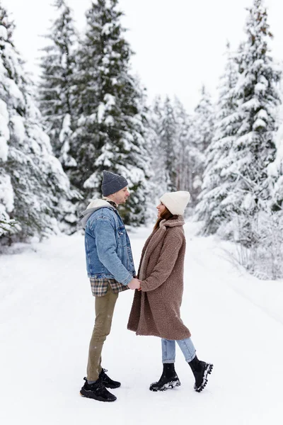 Verliebte Männer Und Frauen Schauen Sich Winterwald — Stockfoto