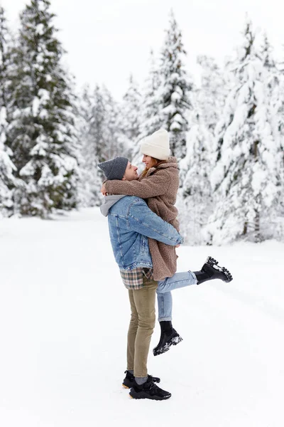 Νεαρός Άνδρας Και Γυναίκα Κοιτάζονται Στο Χειμερινό Δάσος — Φωτογραφία Αρχείου