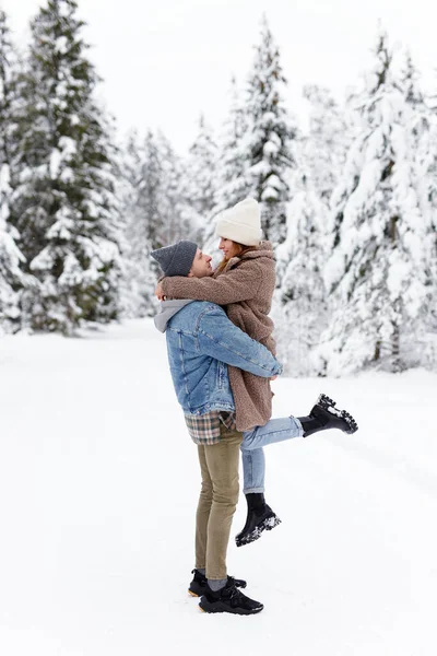 Joven Hombre Mujer Mirándose Bosque Invierno — Foto de Stock