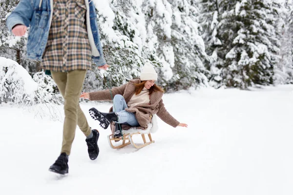 Man Drar Släde Med Glad Kvinna Vinterdag Skogen — Stockfoto