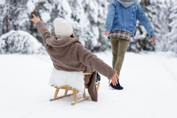 Terug Uitzicht Man Trekken Slee Met Vrouw Winter Bos — Stockfoto