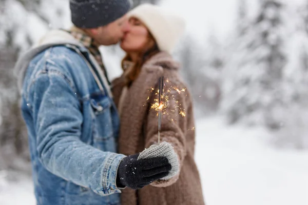 Junges Paar Mit Wunderkerzen Küsst Sich Winterwald Oder Park — Stockfoto