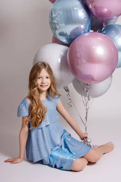 Conceito Aniversário Menina Feliz Vestido Festivo Com Balões Pastel Sobre — Fotografia de Stock