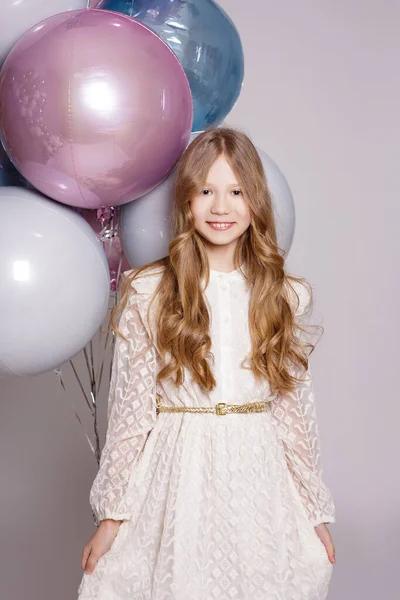 Conceito Festa Infância Felicidade Aniversário Menina Feliz Posando Com Balões — Fotografia de Stock