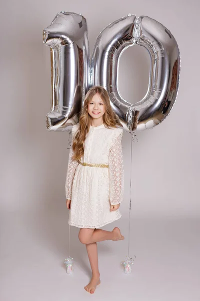 Γενέθλια Έννοια Ευτυχισμένη Χαριτωμένο Κορίτσι Νούμερο Δέκα Μπαλόνια Ήλιο Φύλλο — Φωτογραφία Αρχείου