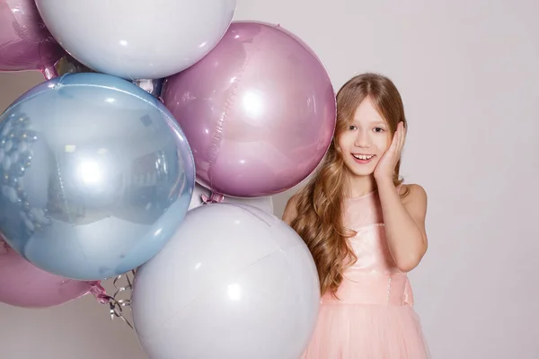 Feliz Surpreendido Bonito Menina Com Pastel Balões Estúdio Sobre Fundo — Fotografia de Stock