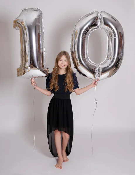 Pequena Menina Dez Anos Posando Com Balões Hélio Número — Fotografia de Stock