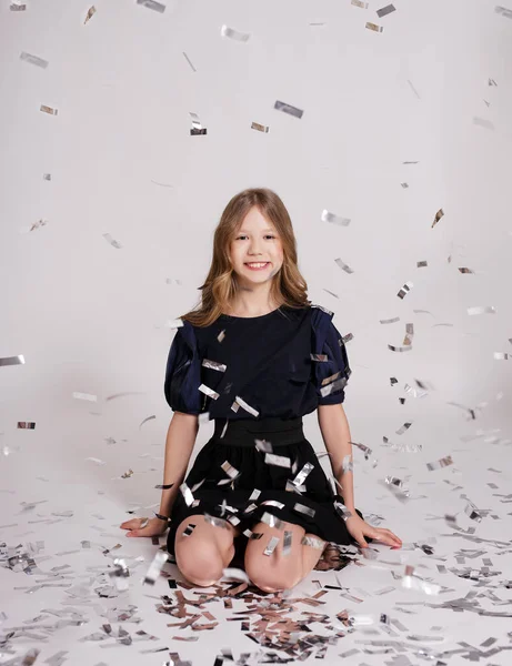 Menina Feliz Sentado Chão Com Prata Confetti Sobre Fundo Branco — Fotografia de Stock