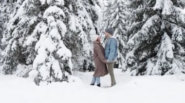 Aşk ve mutluluk kavramı - Ormanda sarılıp öpüşen mutlu genç çift