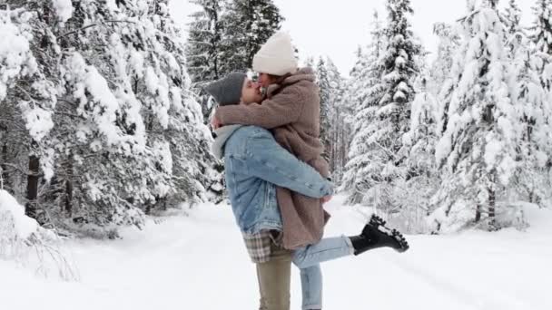 Concepto Amor Romance Pareja Joven Besándose Bosque Invierno — Vídeo de stock