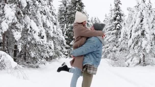 Amor Conceito Divertido Homem Bonito Girando Sua Namorada Floresta Inverno — Vídeo de Stock