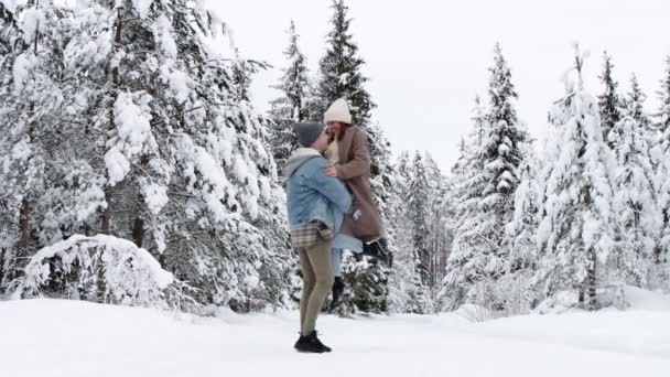 Aşk Eğlence Kavramı Yakışıklı Bir Adam Kış Ormanında Kız Arkadaşını — Stok video