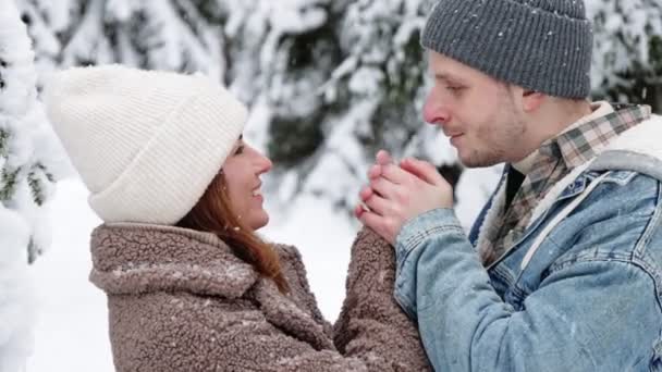 Portrait Rapproché Jeune Couple Romantique Dans Forêt Hiver Tenant Main — Video