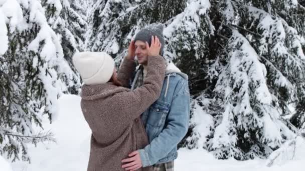 Casal Bonito Amor Divertindo Floresta Inverno Menina Cobrindo Rosto Seu — Vídeo de Stock