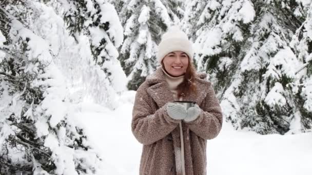Özgürlük Mutluluk Kavramı Mutlu Kadın Kış Ormanlarında Çay Içiyor — Stok video