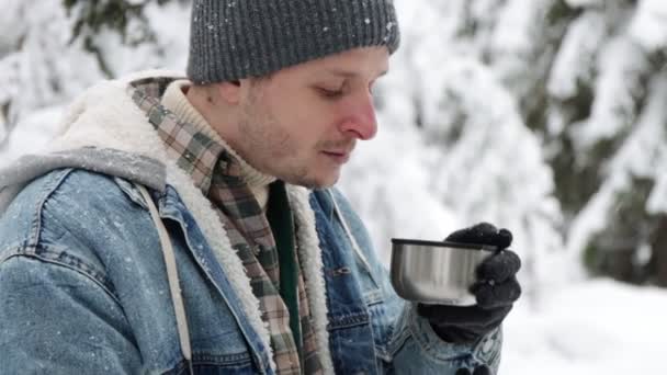 Freiheits Und Glückskonzept Porträt Eines Glücklichen Mannes Der Tee Winterwald — Stockvideo