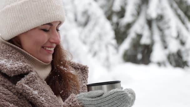 Freiheits Und Glückskonzept Porträt Einer Glücklichen Frau Die Tee Winterwald — Stockvideo