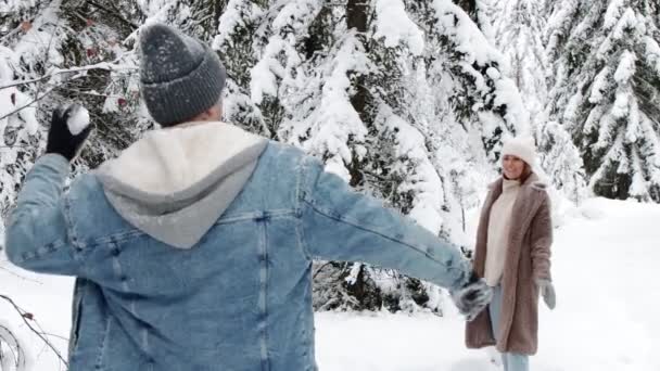 Bonito Casal Divertindo Inverno Floresta — Vídeo de Stock