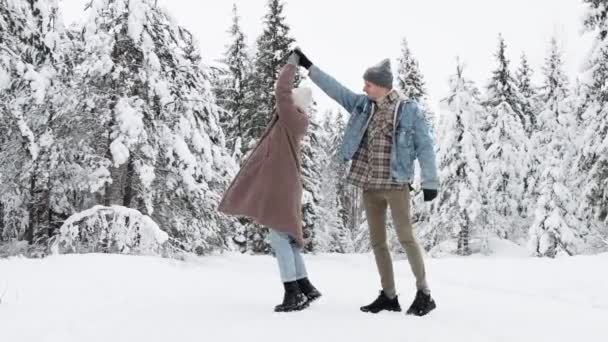 Lykkelige Unge Par Danse Have Det Sjovt Vinterskoven – Stock-video