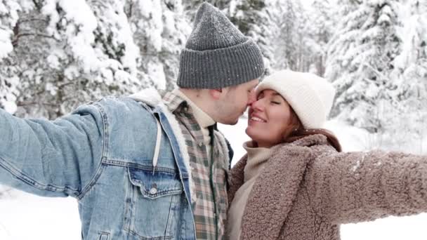 Retrato Linda Pareja Joven Tomando Foto Selfie Bosque Invierno — Vídeo de stock