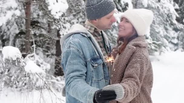 Szerelem Boldogság Romantika Koncepció Aranyos Pár Pózol Csillagszórókkal Csókolóznak Téli — Stock videók