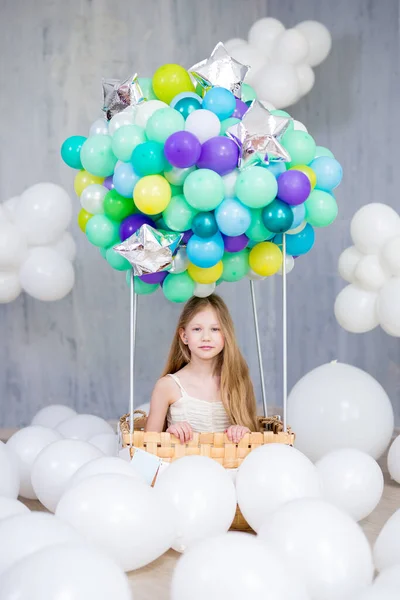 Kindertijd Droom Creativiteit Concept Gelukkig Mooi Meisje Zitten Luchtballon Mand — Stockfoto