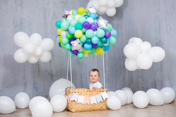 Conceito Infância Sonho Criatividade Linda Menina Sentada Cesta Balão Colorido — Fotografia de Stock
