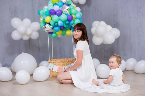 Χαρούμενη Μητέρα Και Κόρη Πολύχρωμο Αερόστατο — Φωτογραφία Αρχείου
