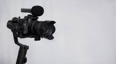 modern dslr kamera 3 eksenli titreşim dengeleyici üzerinde mikrofon üzerinde kopyalama alanı ile