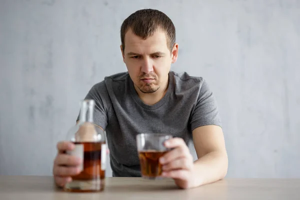 Alkoholizmus Depresszió Koncepció Hangsúlyozta Fiatal Férfi Üveg Üveg Whisky Otthon — Stock Fotó