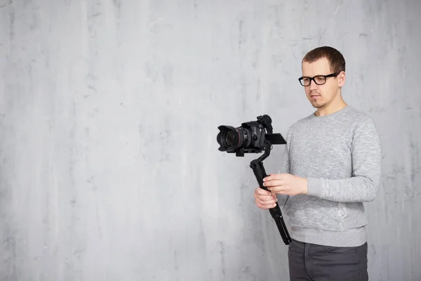 Profesionální Kameraman Natáčení Videa Pomocí Moderní Dslr Kamery Osý Gimbal — Stock fotografie