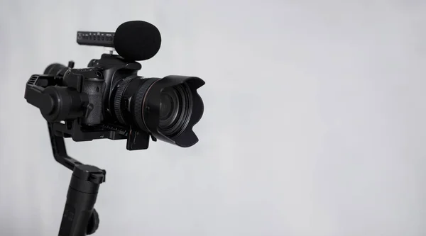 Moderne Dslr Camera Assige Gimbal Stabilisator Met Microfoon Grijze Achtergrond — Stockfoto