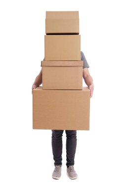 Taşıma günü veya teslimat konsepti - beyaz arka planda izole edilmiş bir yığın kutuyu elinde tutan adam