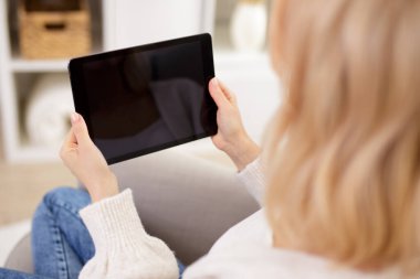 modern tablet bilgisayar. Kadın ellerinde siyah boş ekran var.