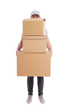 Posta teslimatı ya da taşınma günü konsepti - üniformalı bir adamın beyaz arka planda izole edilmiş pek çok kutusunu taşıyan tam boy portresi