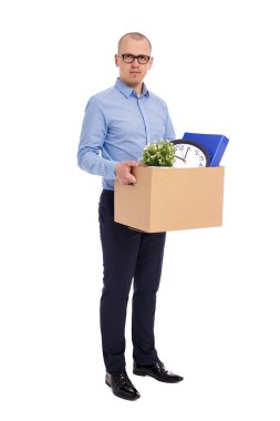 Beyaz arka planda izole edilmiş karton kutunun içinde eşyalarıyla iş adamının tam boy portresi.