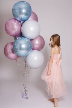 Pastel folyolu hava balonlu güzel bir kız.