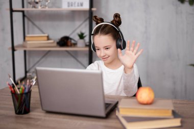 teknoloji, internet, okul, ev ödevi ve uzaktan eğitim konsepti - kulaklıklı kız öğrencinin portresi bilgisayarı kullanarak ve evde internetten öğrenim görüyor