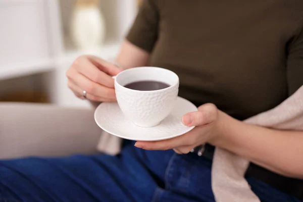 Primer Plano Las Manos Femeninas Con Taza Casa —  Fotos de Stock