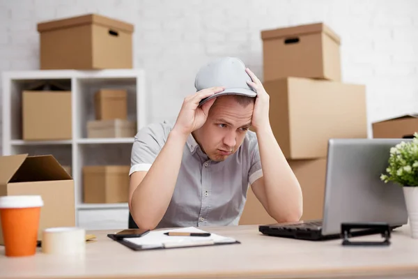 Triste Ennuyé Fatigué Facteur Dans Bureau Poste Avec Des Boîtes — Photo