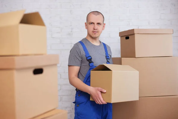 Verhuisdag Postbezorging Concept Jonge Man Loader Magazijn Met Een Doos — Stockfoto